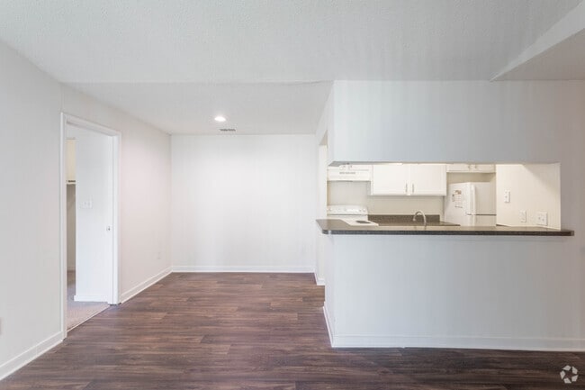 2BR, 2BA -974sqft