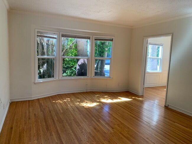 Building Photo - 416 N Doheny Dr