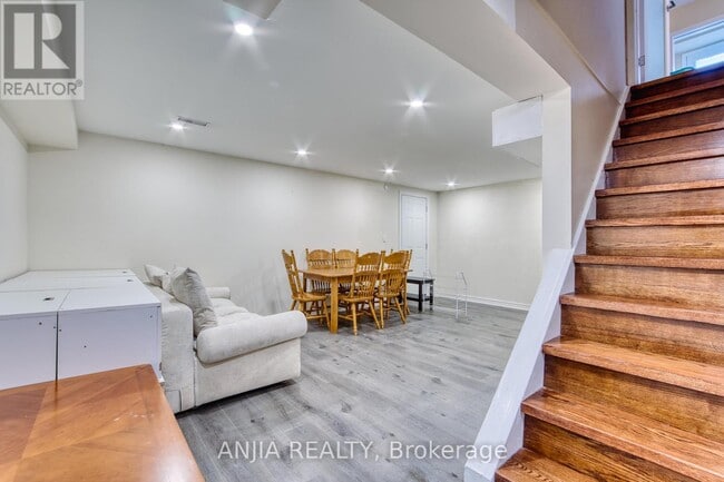Photo - 37 Allangrove Crescent