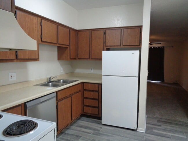 Building Photo - 2822 E Kathleen Rd Unit #203