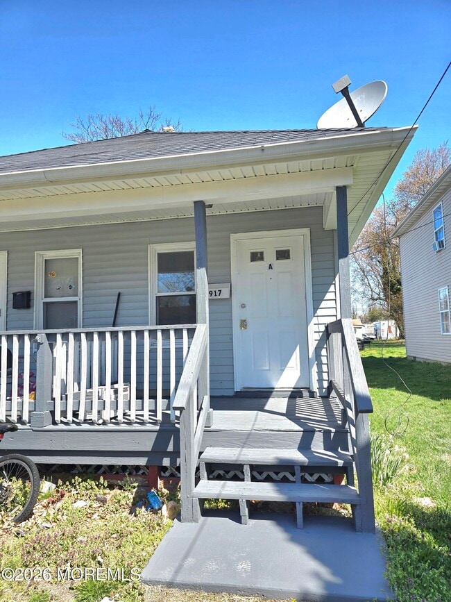Building Photo - 1917 W Lake Ave