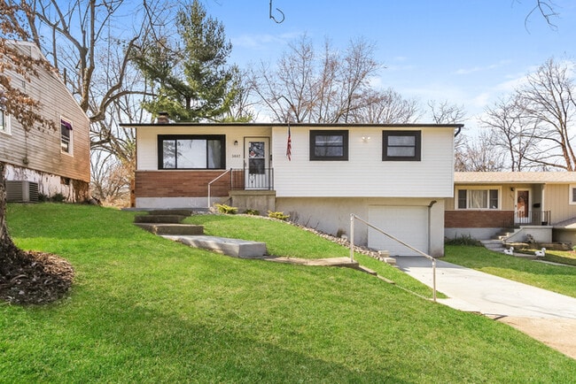Building Photo - 3667 Lakewood Dr