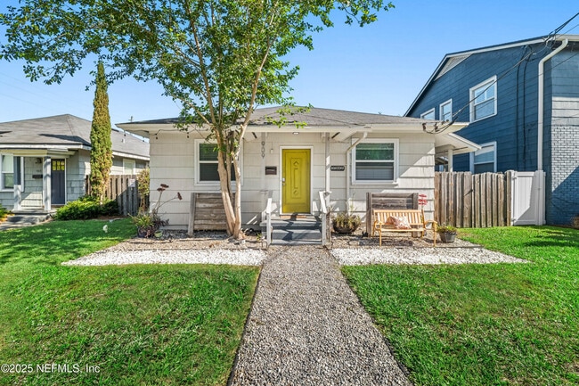 Building Photo - 909 Cedar St