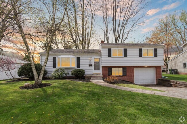 Building Photo - Beutifully remodeled 3 bedroom home in Maumee