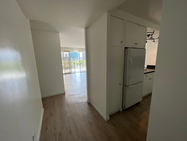 Building Photo - 1350 Ala Moana Unit 1005