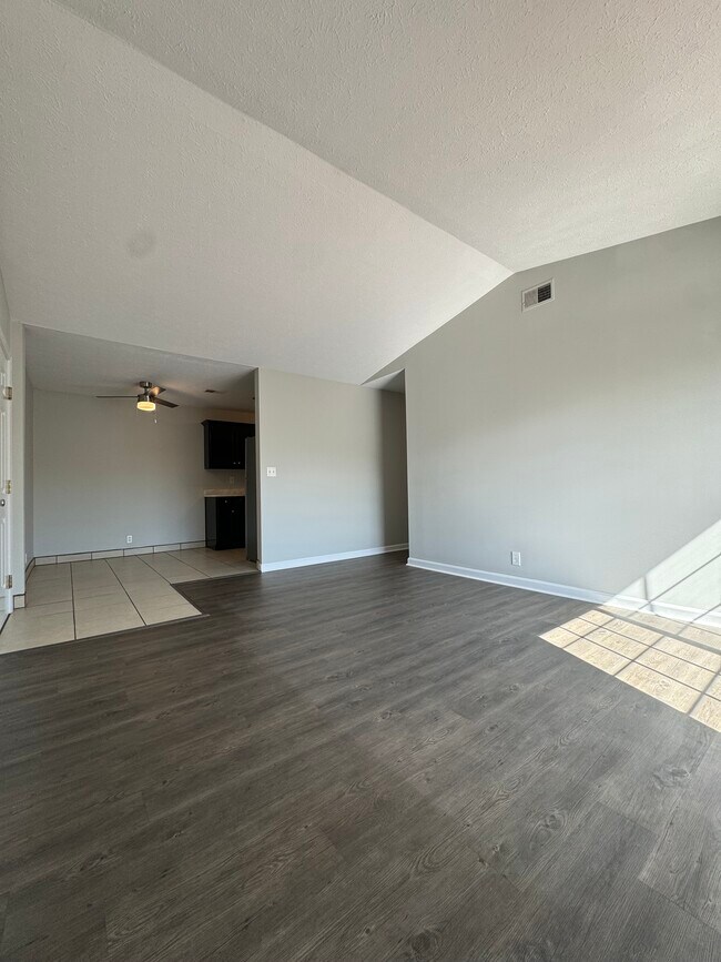 Photo - Woodfield Unidad 605