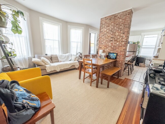 Building Photo - 589 Franklin St Unit 1