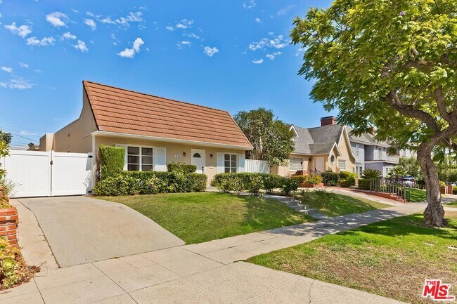 Building Photo - 212 N Palm Dr
