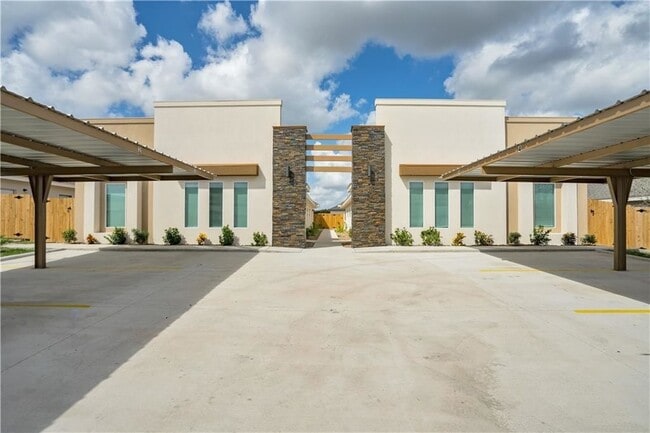 Frente y estacionamiento - 623 Cathedral Hill Unidad 4