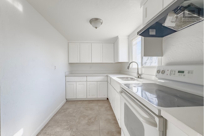 Building Photo - 2Bed/1Bath House at AZ-51/Thomas Rd! -- NO HOA! FENCED-IN YARD!