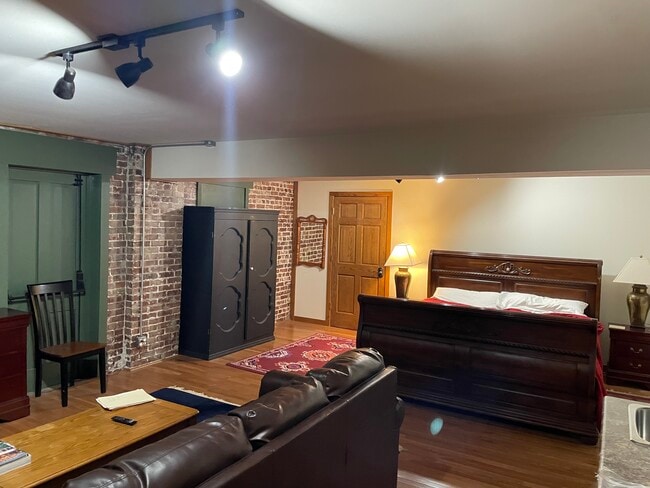 111 W 4th St Unit 1