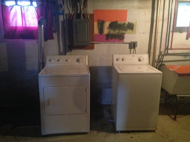 Photo - 613 E 8th St