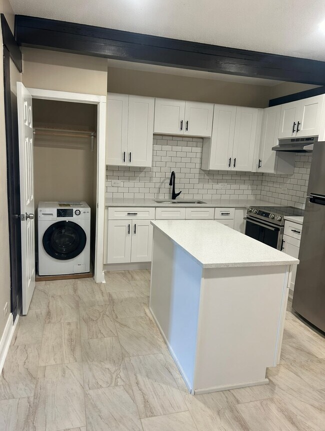 Photo - 10102 Main St