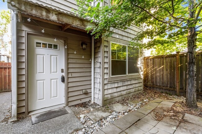 Building Photo - Charming 3 Bed Townhouse in Seattle