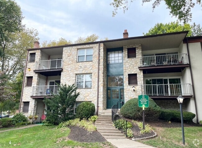 Building Photo - Ground level Condo with private patio, har...