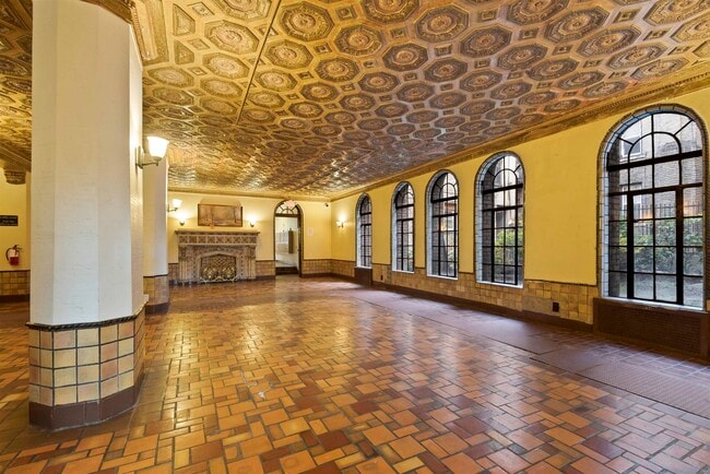 Building Photo - 131 Kensington Ave Unit A3