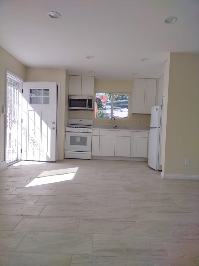 Building Photo - 248 N Virginia Ave Unit 2