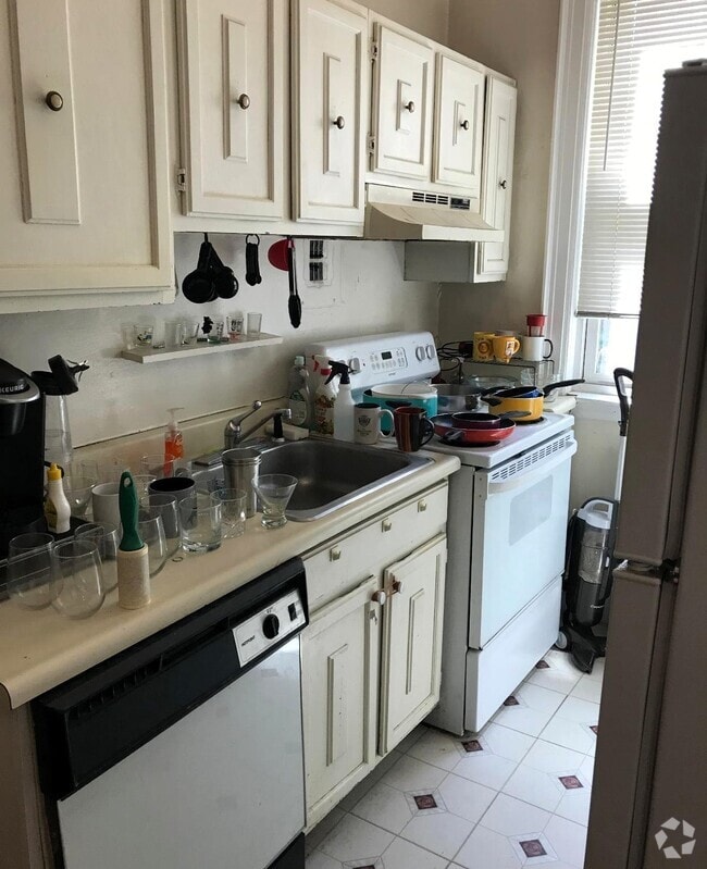 Building Photo - 52 Strathmore Rd Unit 1 Rental