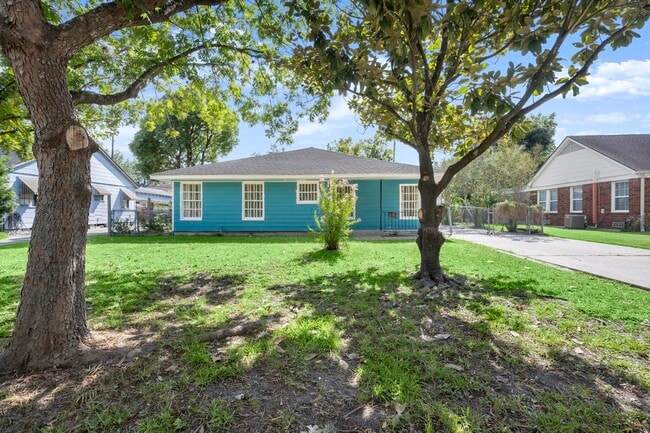 Building Photo - 6438 Pinehurst Dr