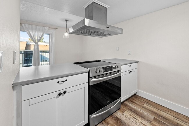 Photo - 2-Bed Condo in Kent – Fireplace, Balcony & Convenient Location!