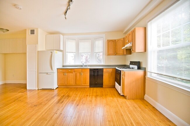 Building Photo - 35 Pleasant St Unit 1F