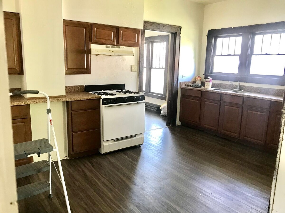 Photo - 807 W College St