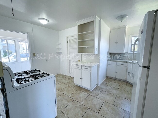 Photo - 105 W Curtis St