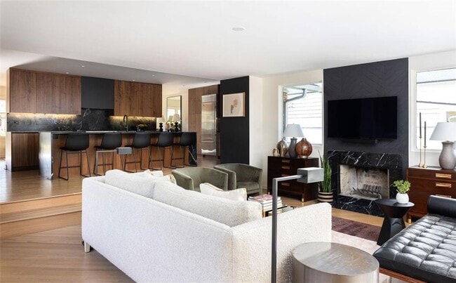 Photo - 902 Cumberland Rd NE