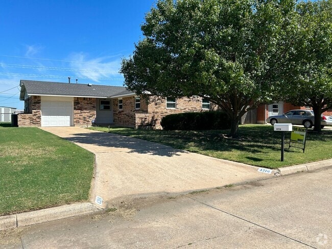 Building Photo - 3-bedroom, 1.5-bath in the MacArthur Schoo... Rental