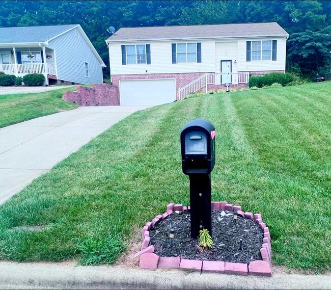 Building Photo - 601 Rolling Green