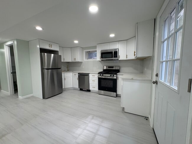 Building Photo - 14 Shore Dr Unit 2 Rental