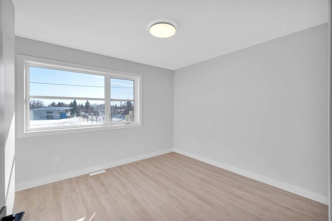 Photo - 14405 127 St