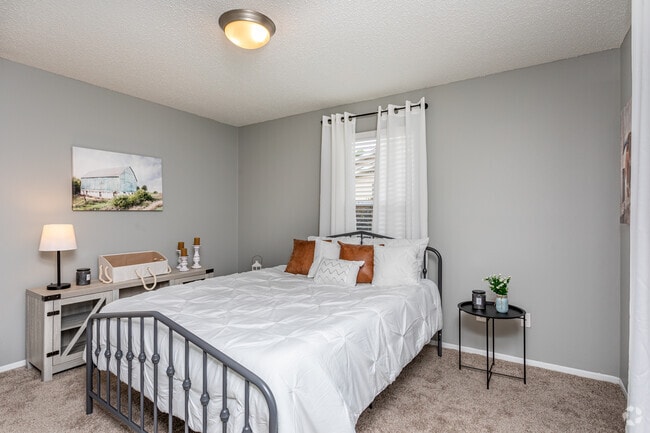 2BR, 2BA - 905 SF