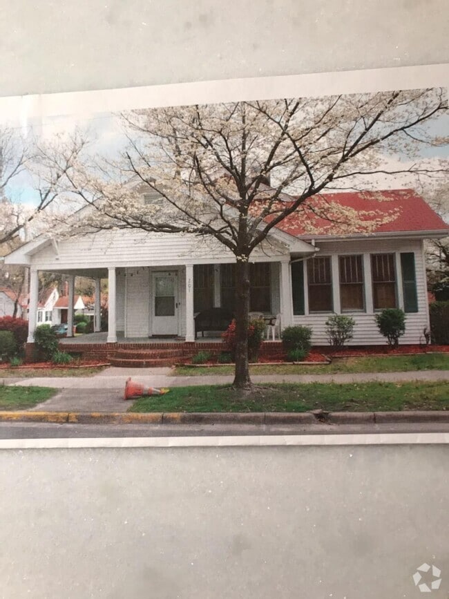Building Photo - 201 S Summit St Rental