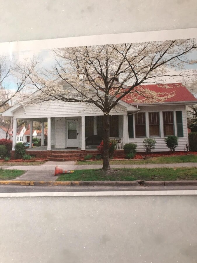 Exterior - 201 S Summit St Casa