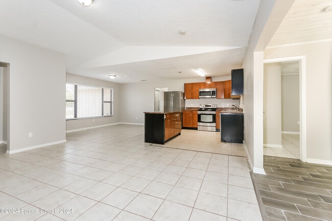 Photo - 701 NW Grenada St