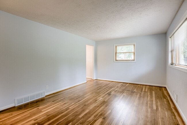 Photo - Charming 2 Bedroom With Bonus Room!!