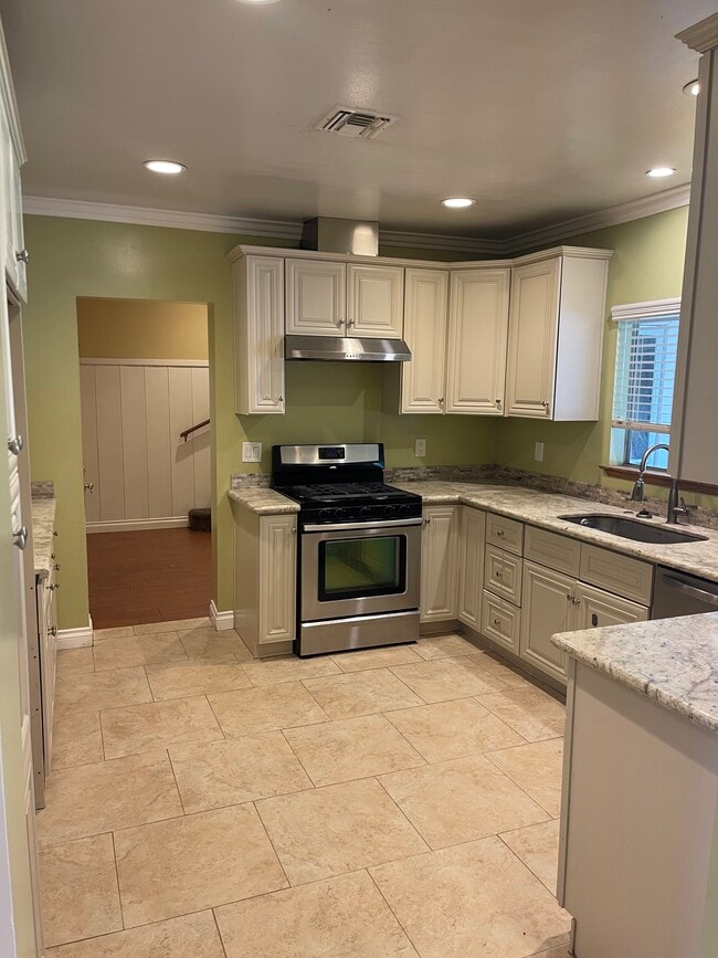 Photo - 1538 Zara St