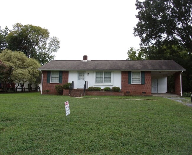 Building Photo - 3 Bedroom Brick Ranch Home on Large Lot