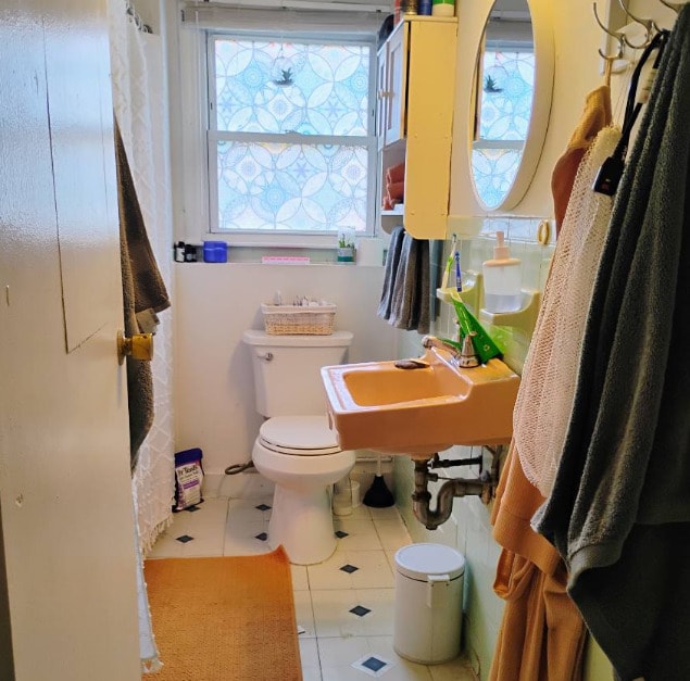 Baño bonito, limpio y renovado con bañera y ducha de tamaño completo.