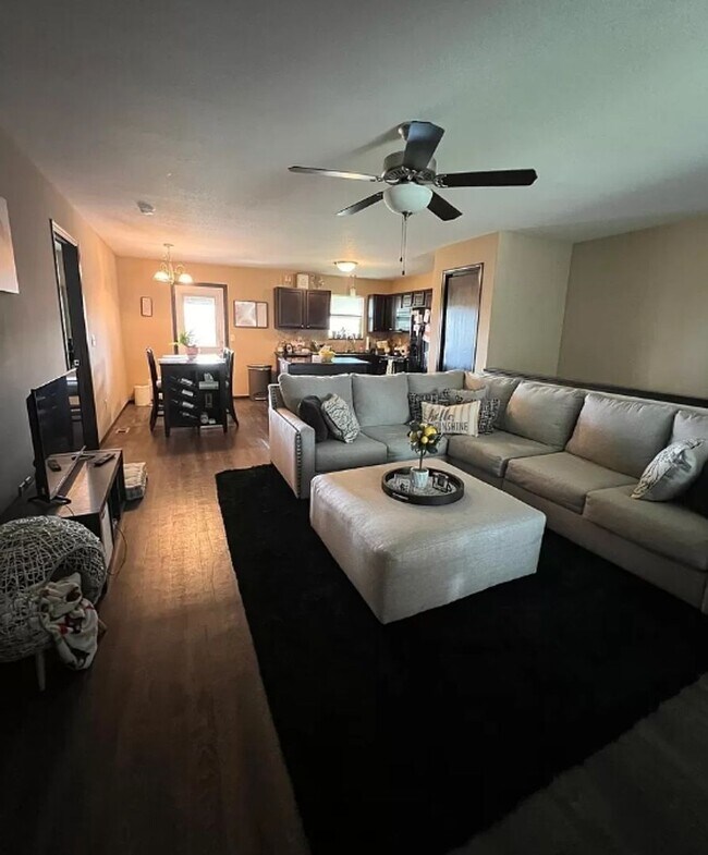 Large SE DUPLEX Pawnee and 127th - locate... - Large SE DUPLEX Pawnee and 127th -  locate... House