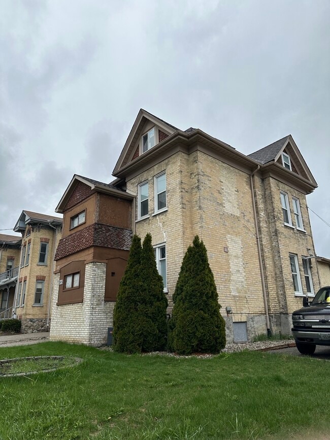 Building Photo - Cool One-Bedroom On Victoria For Rent! Unit 1