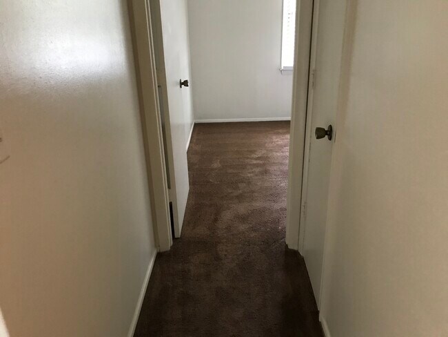 Hall - 2211 Sturdy Rd Unidad C