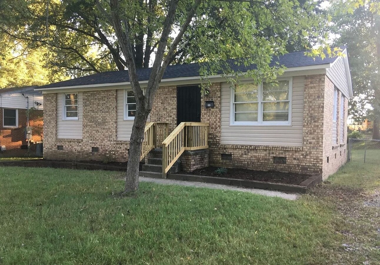 3-bedroom, 1-bath home with a fenced-in yard, located on Guerrant Street in Greensboro - 3-bedroom, 1-bath home with a fenced-in yard, located on Guerrant Street in Greensboro