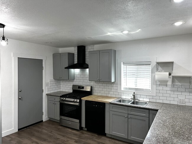 Photo - 1532 N Calaveras St