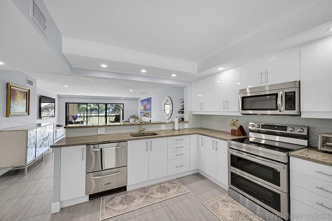 Building Photo - 12870 Briarlake Dr Unit 201