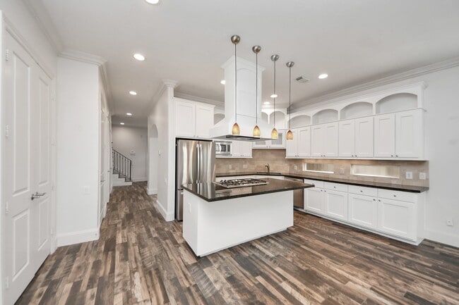 Photo - 4250 Drake St