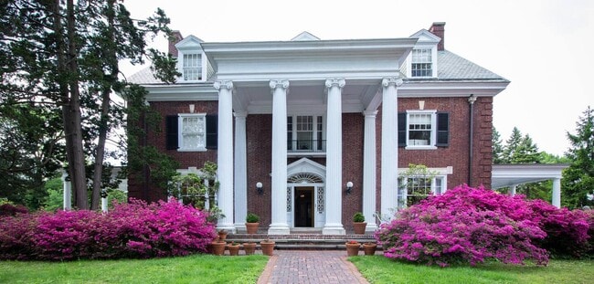 Building Photo - 707 Westview St Unit 3E