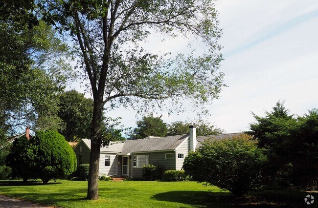 Building Photo - 40 Maidstone Ave Rental