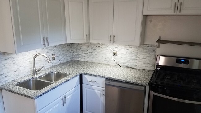 Himilayn backsplash - 2720 Emerson Ave S Apartamentos Unidad uppr